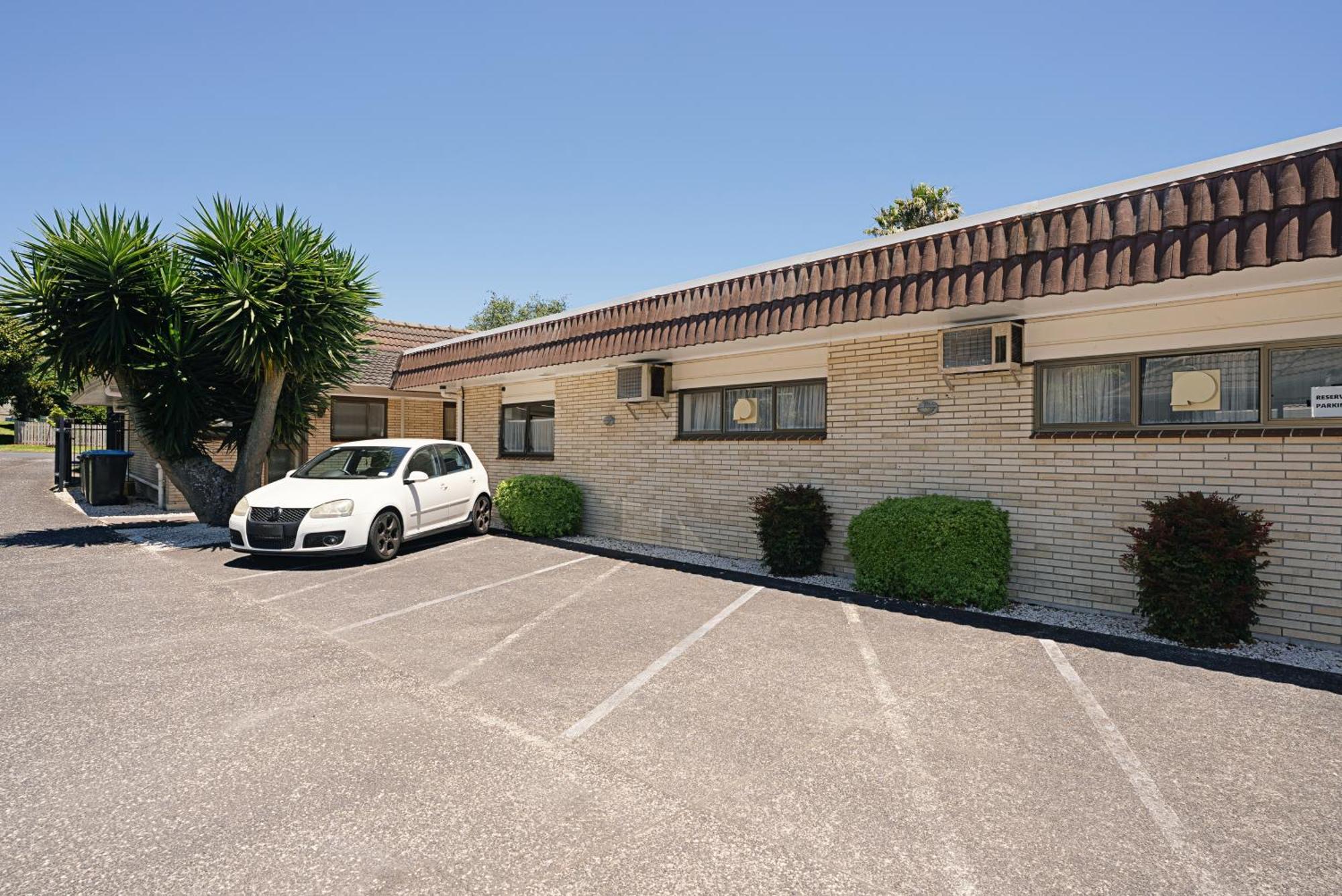 Dukes Midway Motel