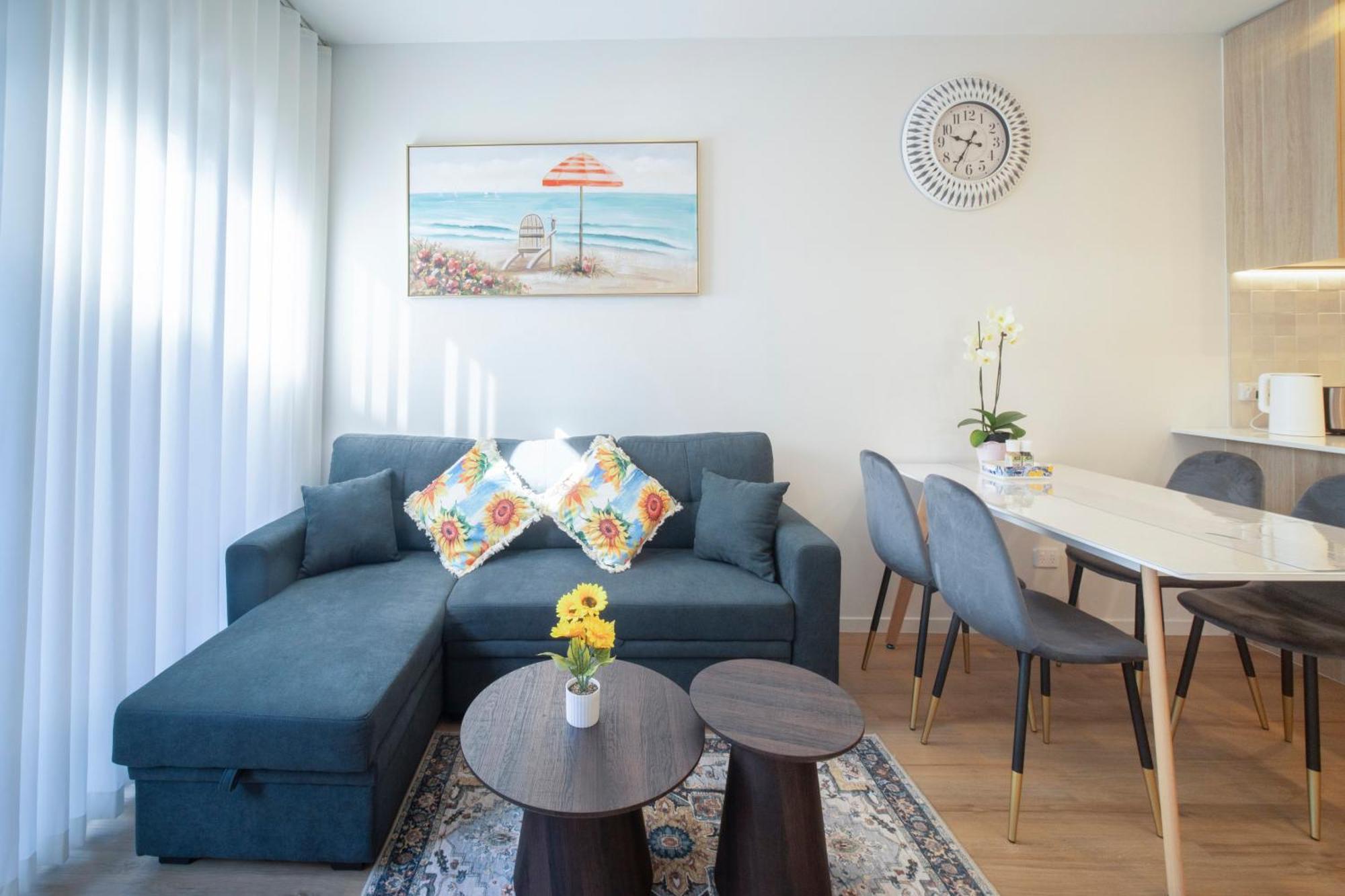 Modern Townhouse Close To With Full Kitchen - Ellerslie Apartment