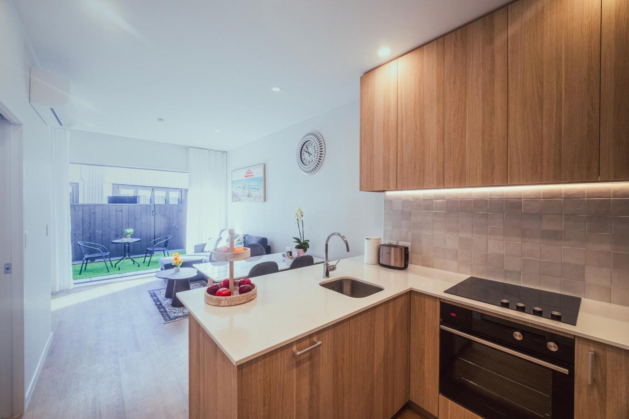 Modern Townhouse Close To With Full Kitchen - Ellerslie Apartment *