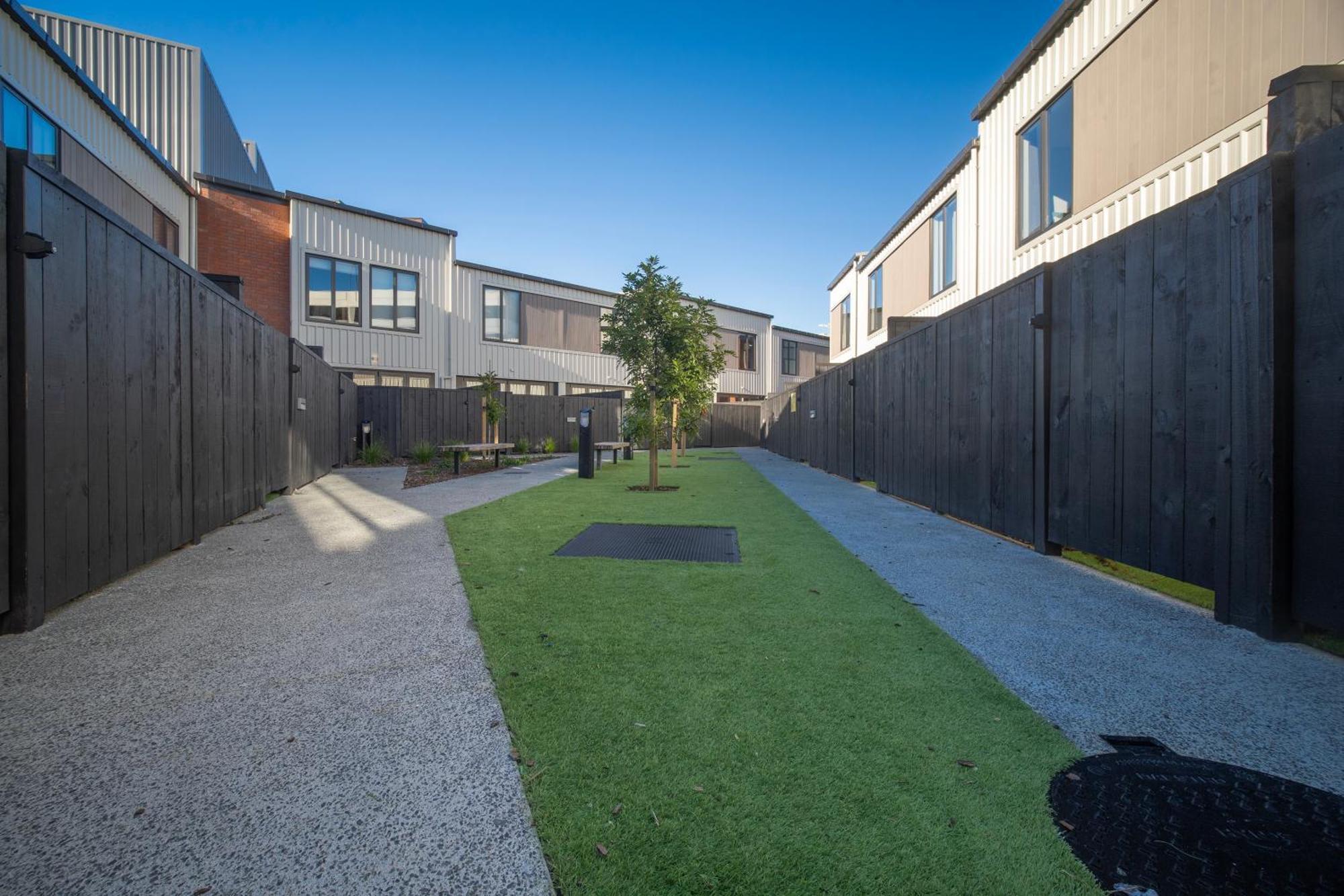 Modern Townhouse Close To With Full Kitchen - Ellerslie Apartment