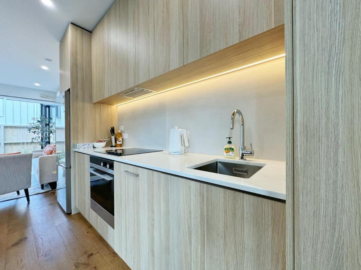 Haven Retreat - Stylish 2br Townhouse Vs Ac & Backyard