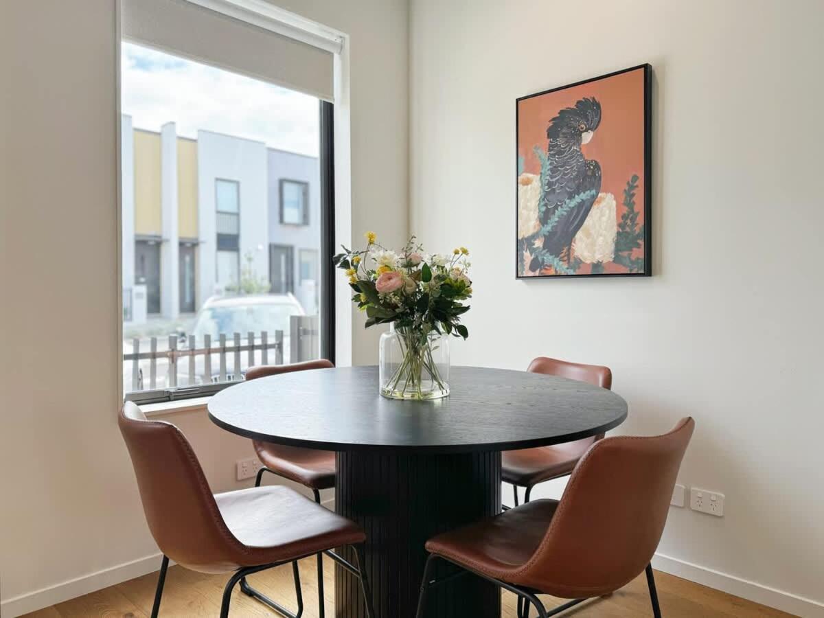 Haven Retreat - Stylish 2br Townhouse Vs Ac & Backyard Holiday home *
