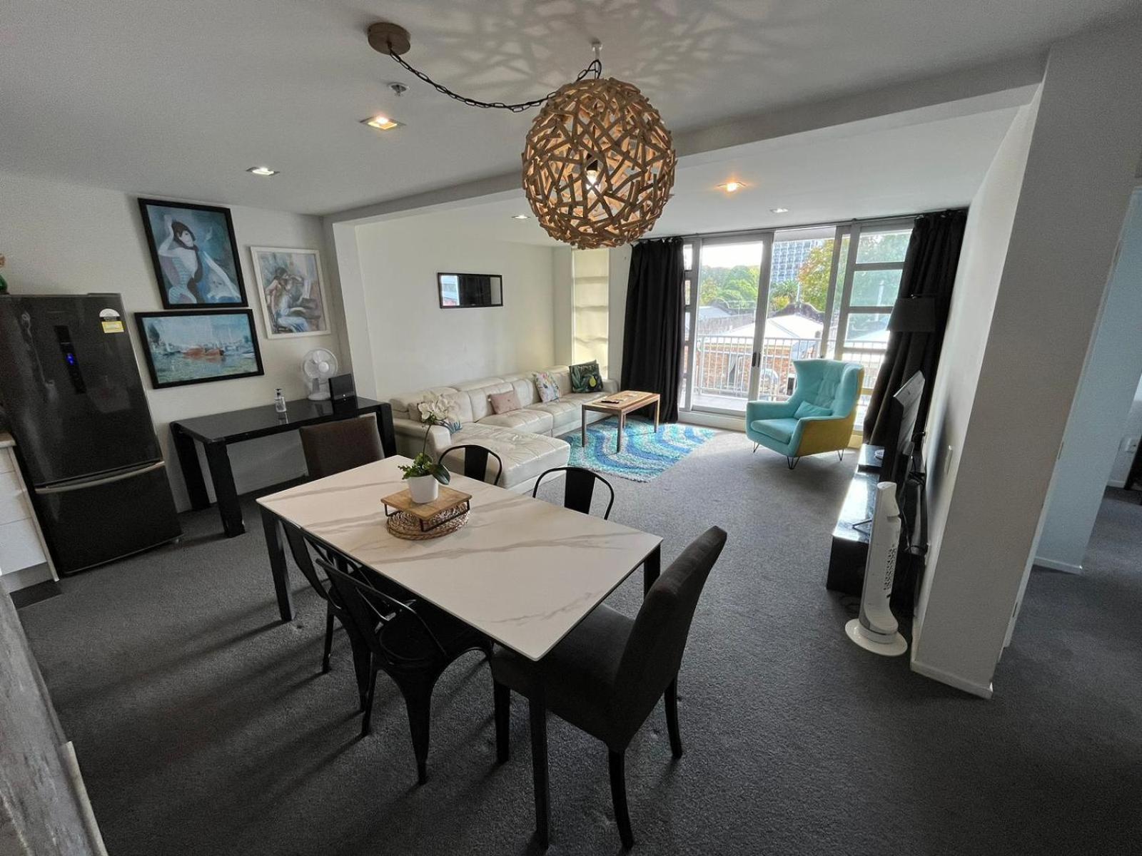 Large 3 Bedroom Steps From Queen St Auckland