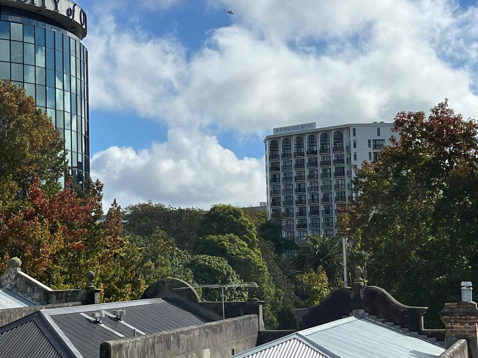 Apartment Large 3 Bedroom Steps From Queen St *