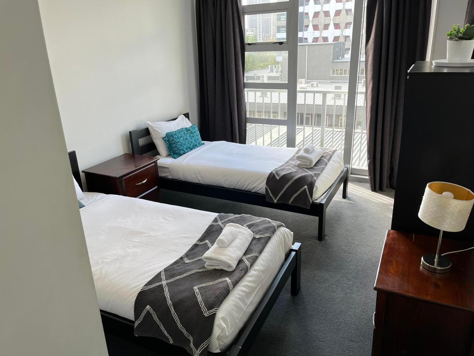 Large 3 Bedroom Steps From Queen St *