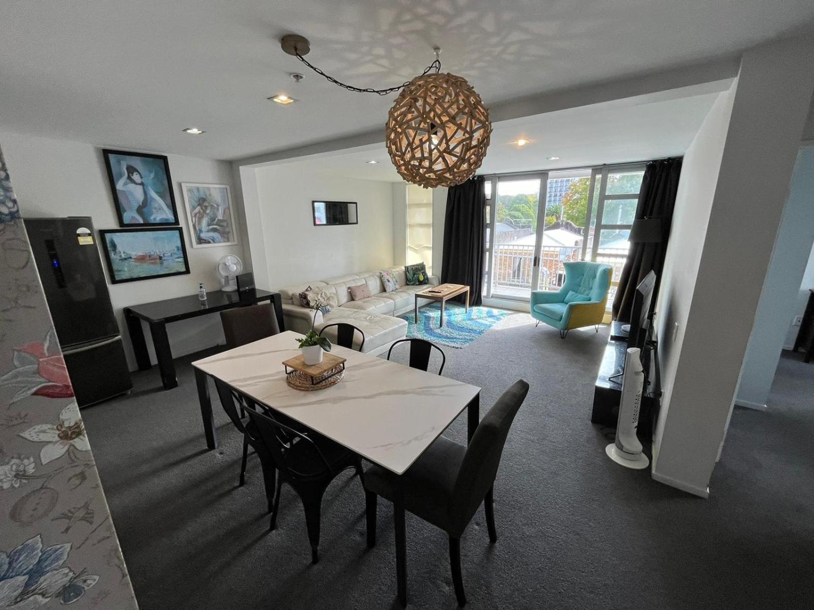 Apartment Large 3 Bedroom Steps From Queen St *