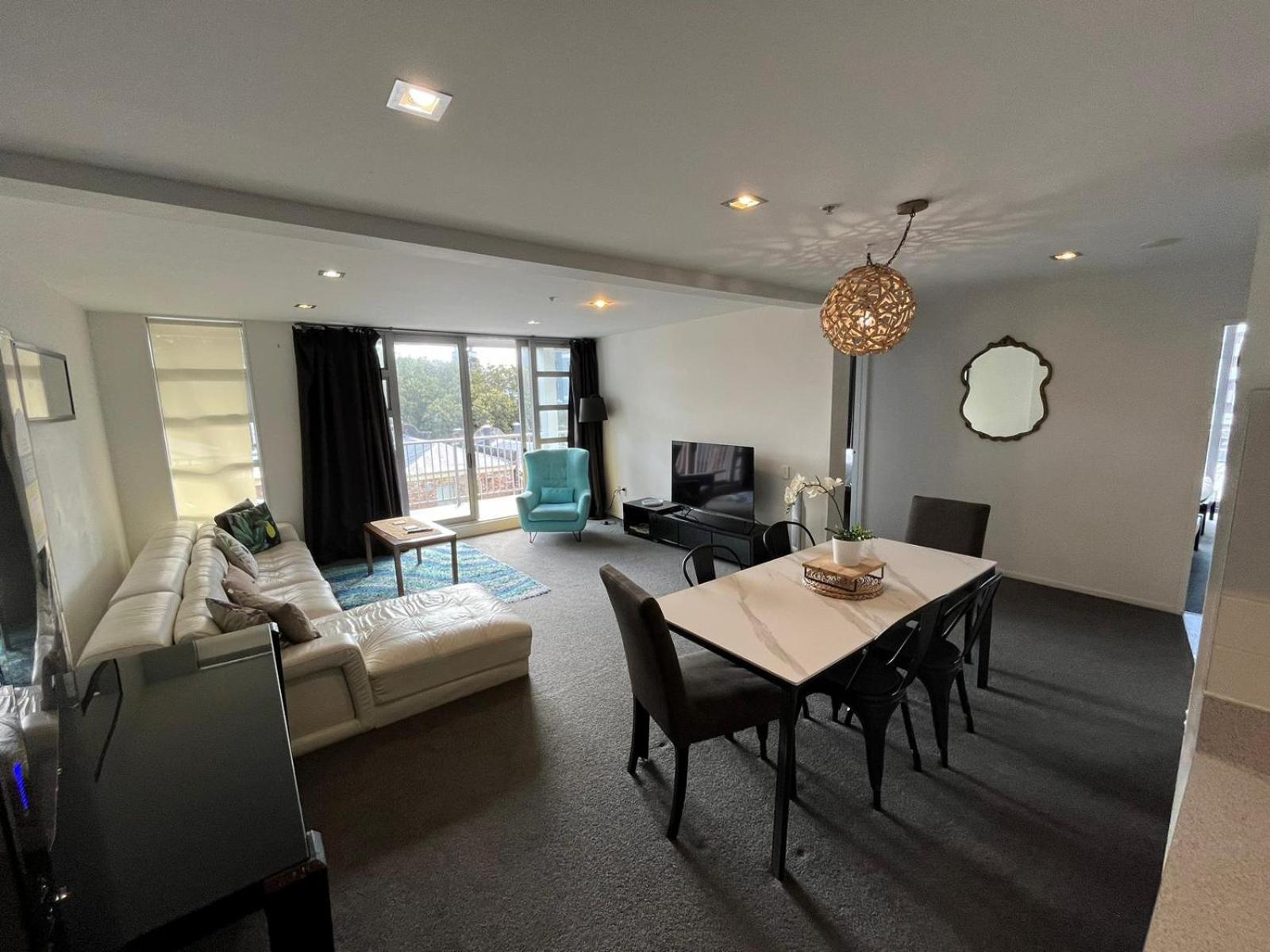 Large 3 Bedroom Steps From Queen St Apartment Auckland