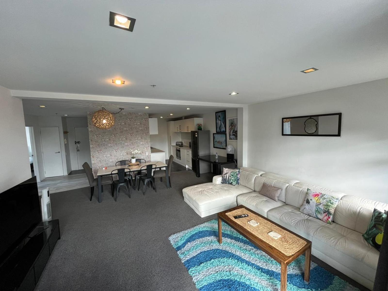 Large 3 Bedroom Steps From Queen St Apartment