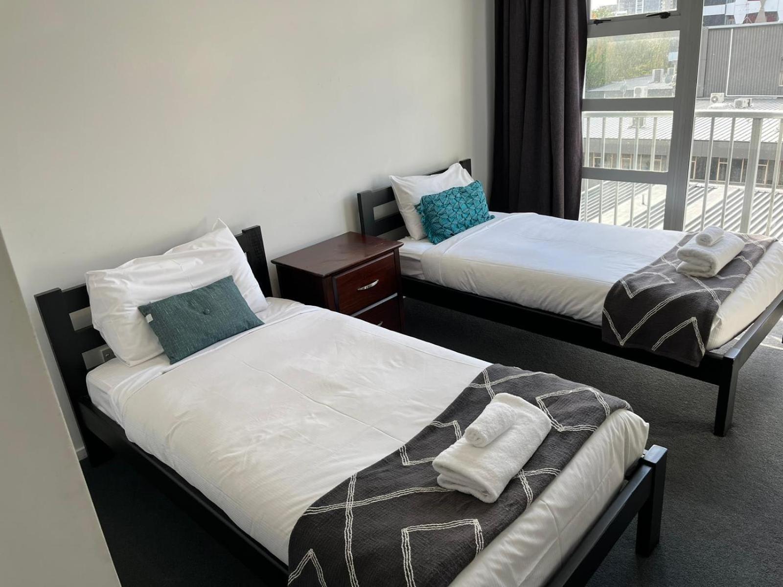 Apartment Large 3 Bedroom Steps From Queen St *
