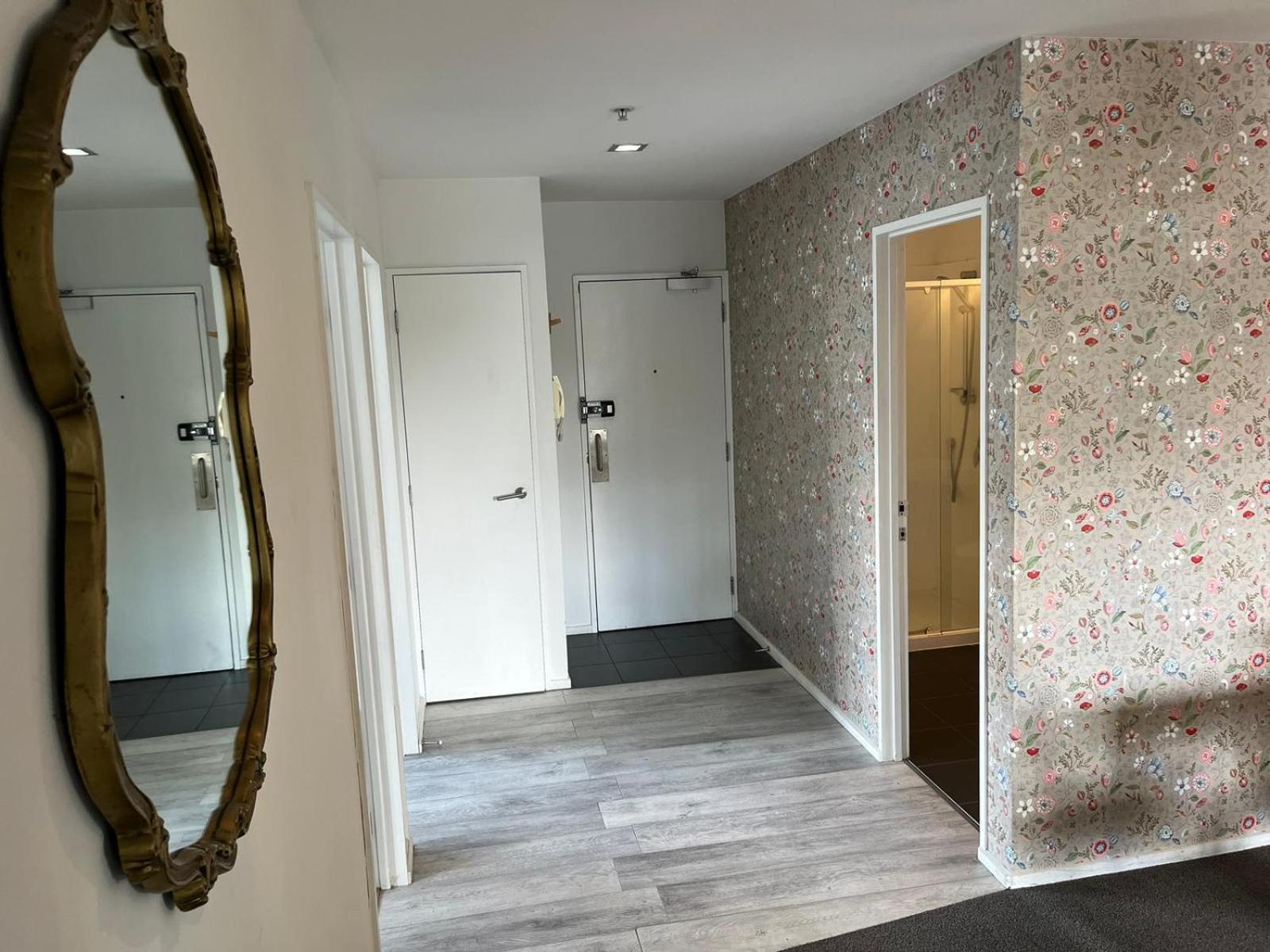 Large 3 Bedroom Steps From Queen St