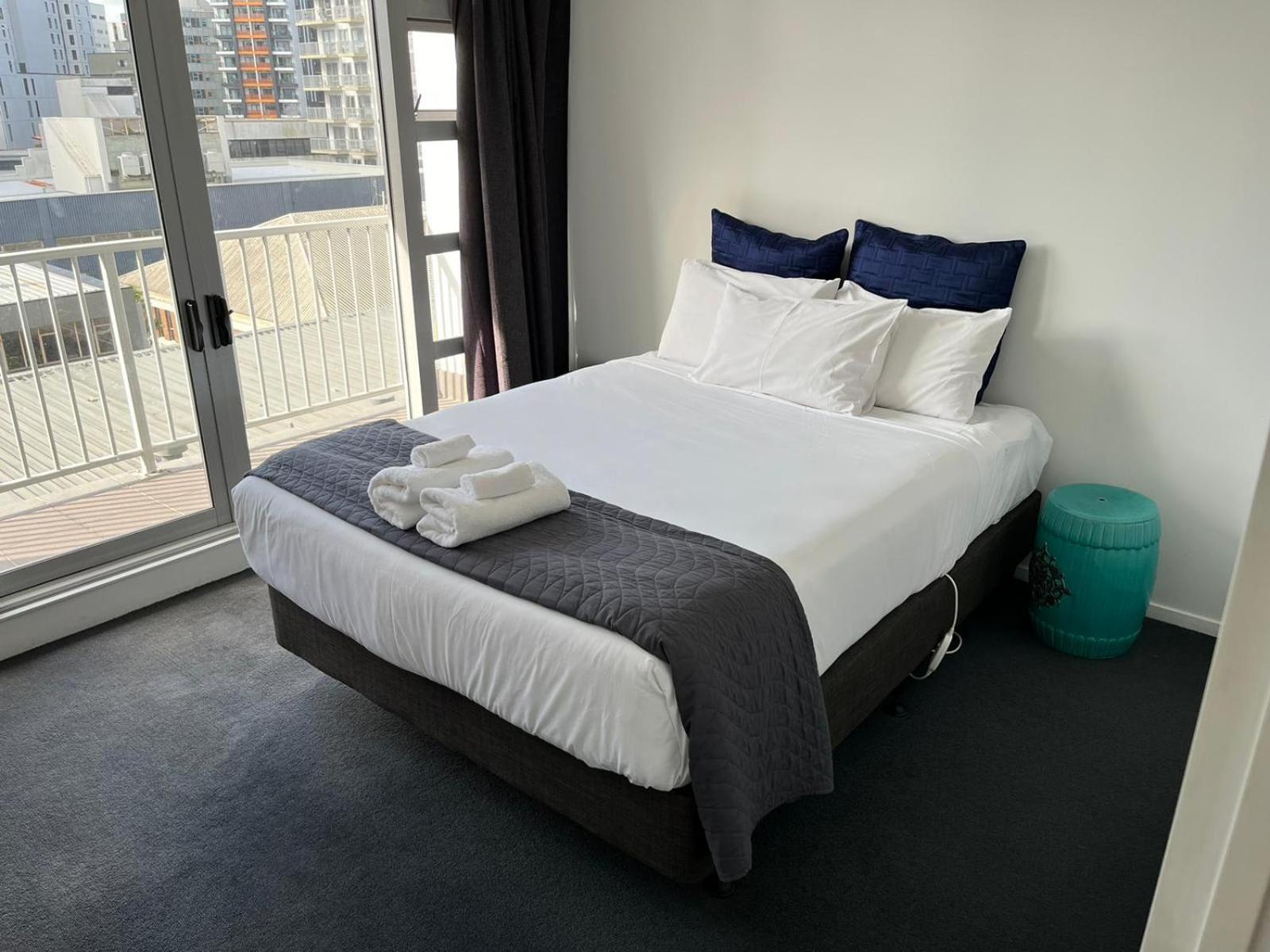Large 3 Bedroom Steps From Queen St Apartment *