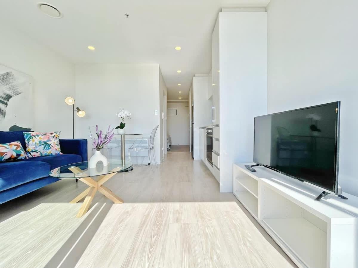 Apartment Lights Getaway - 1br Living *