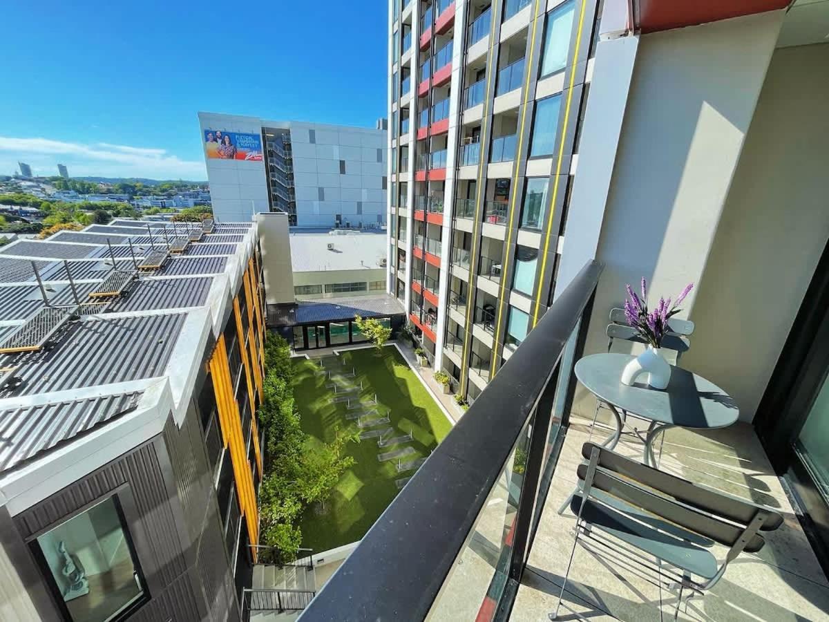 Apartment Lights Getaway - 1br Living Auckland