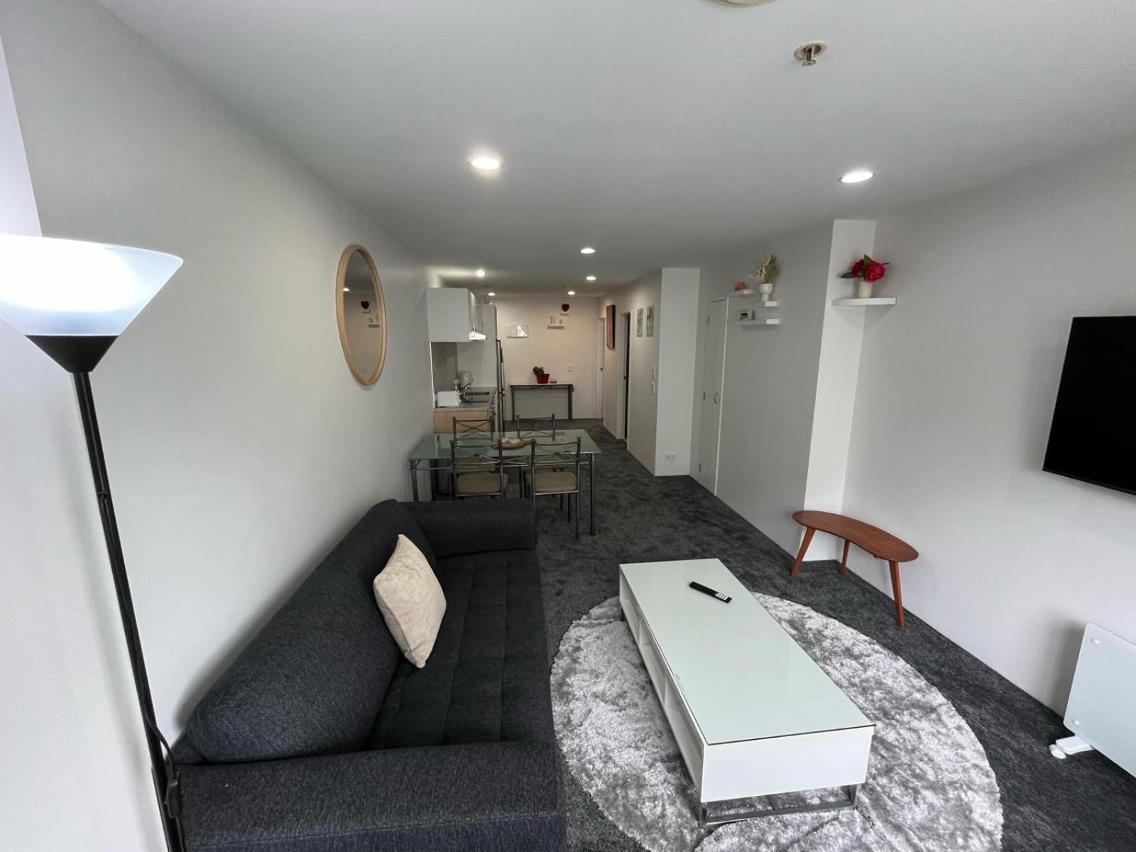 2br Newly Renovated W Free Parking Apartment *