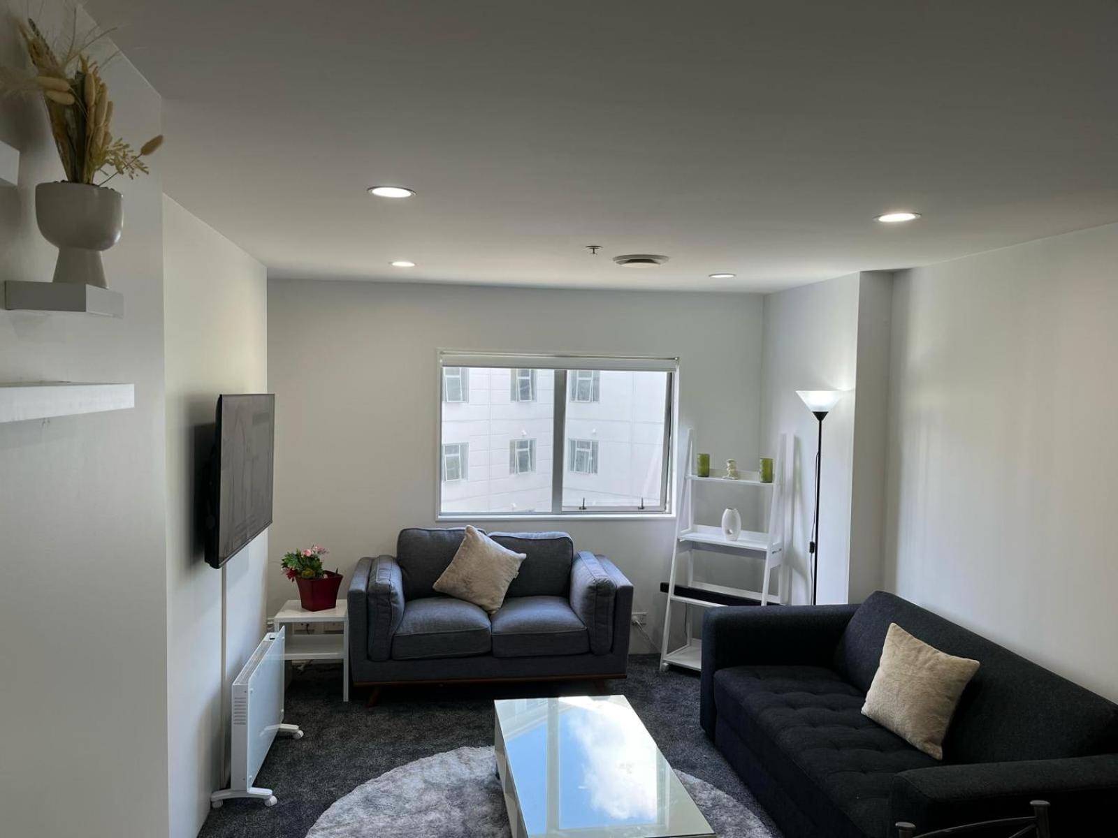 2br Newly Renovated W Free Parking Apartment *