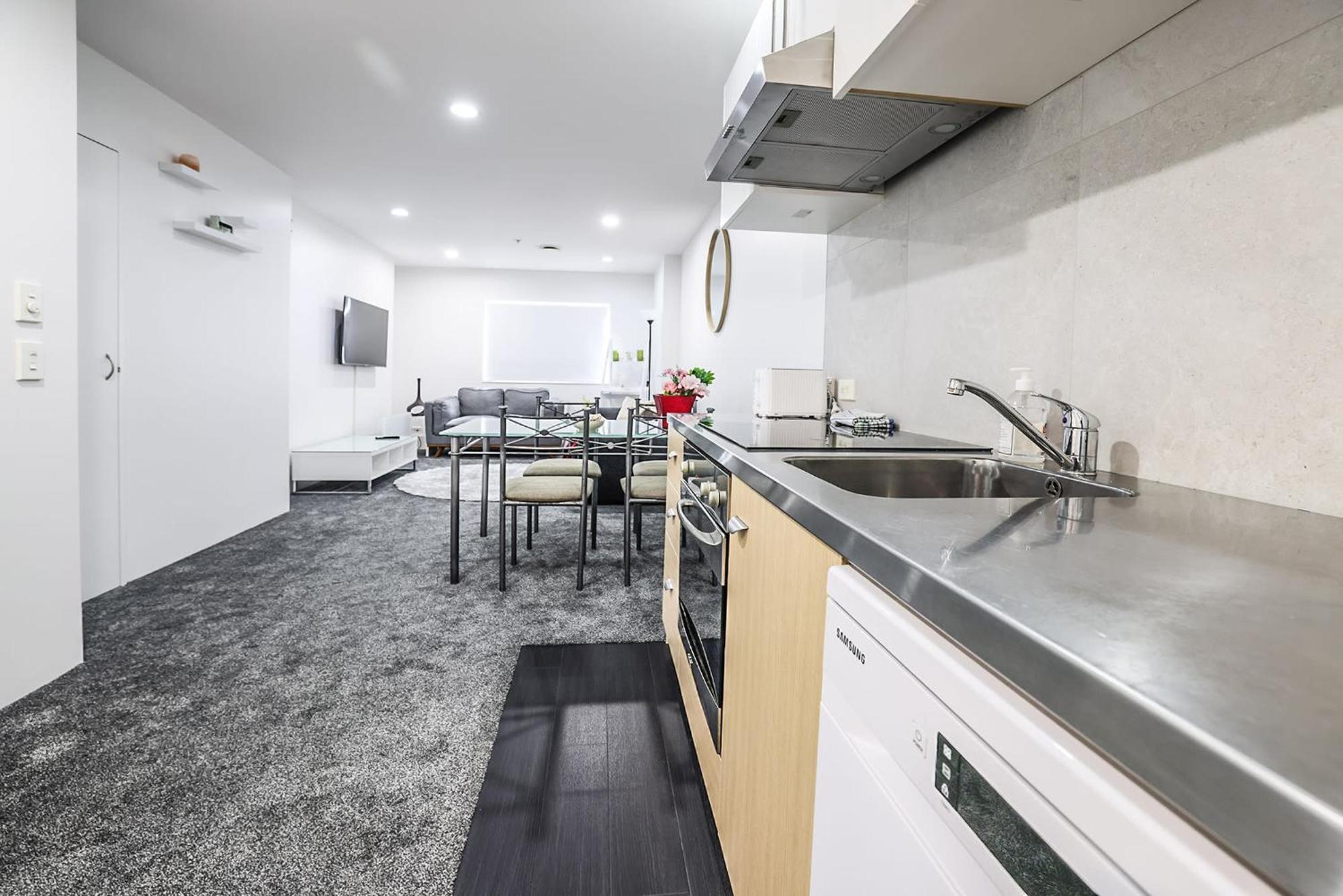 2br Newly Renovated W Free Parking Apartment *