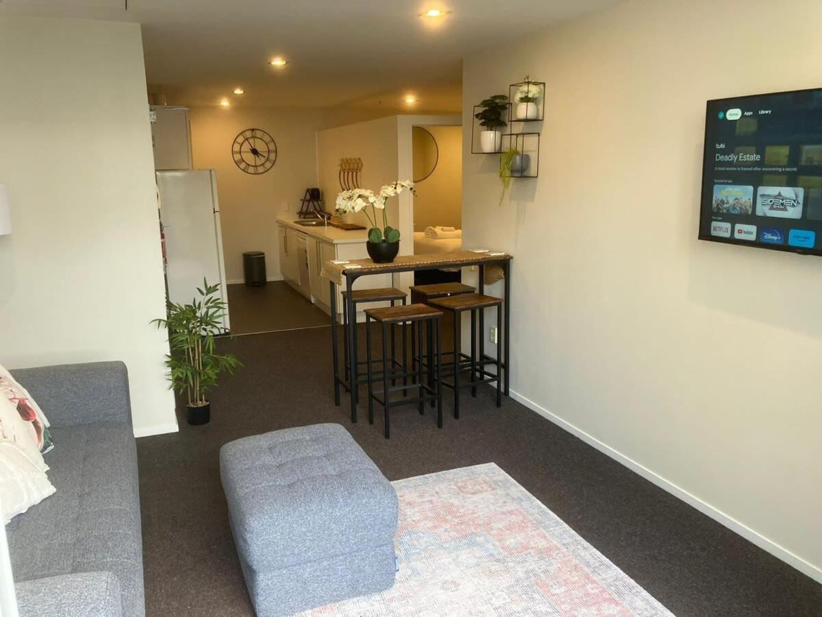 Apartment 2 Bedroom A Few Steps To Queen St *