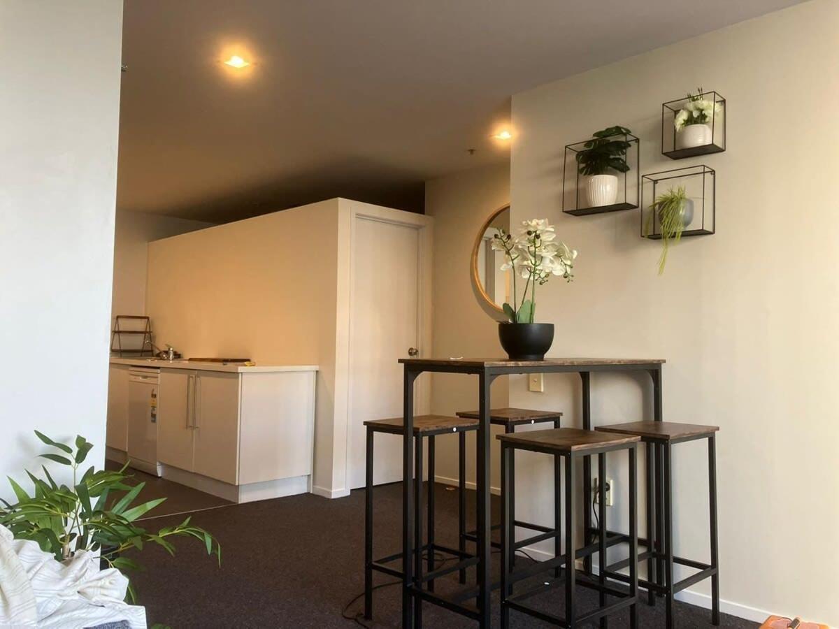 2 Bedroom A Few Steps To Queen St Apartment *