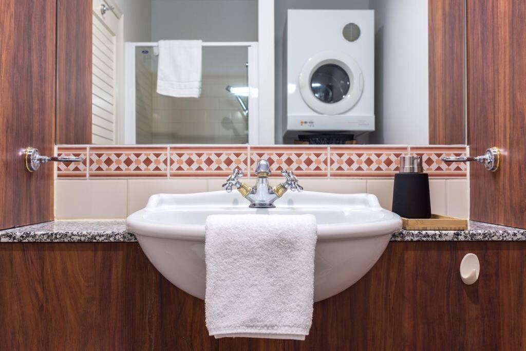 Warm & Inviting Spacious 1br