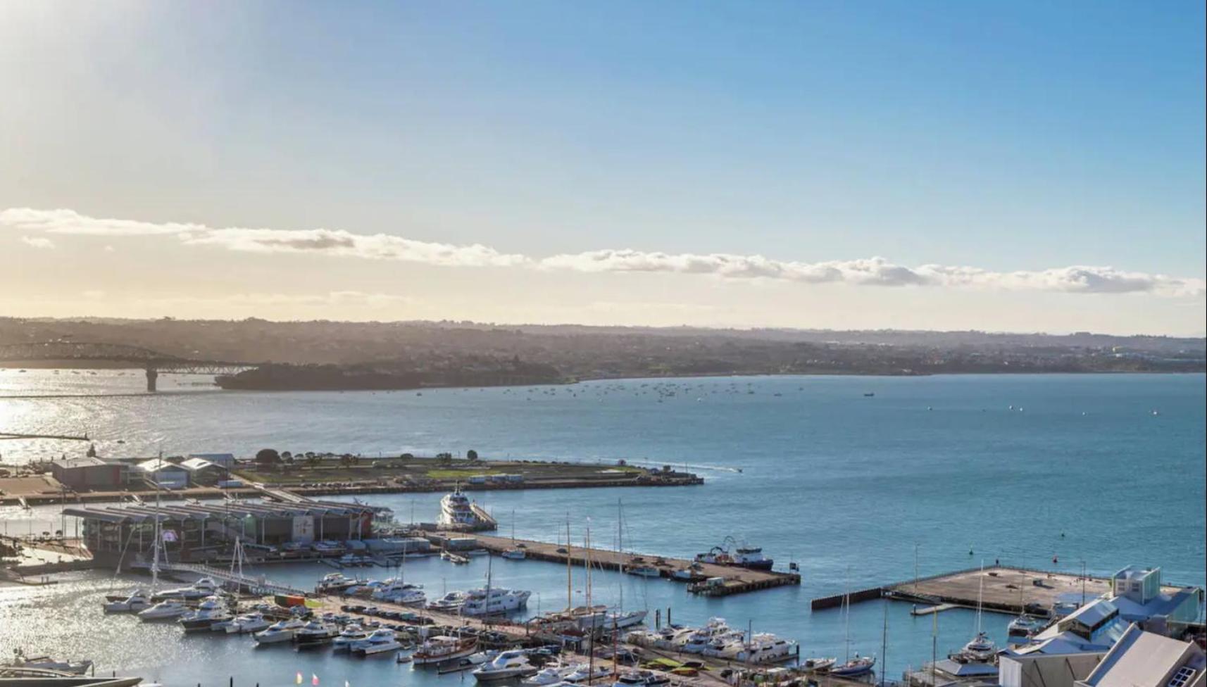 Magnificent Skytower, Sea, Habour View In Cbd