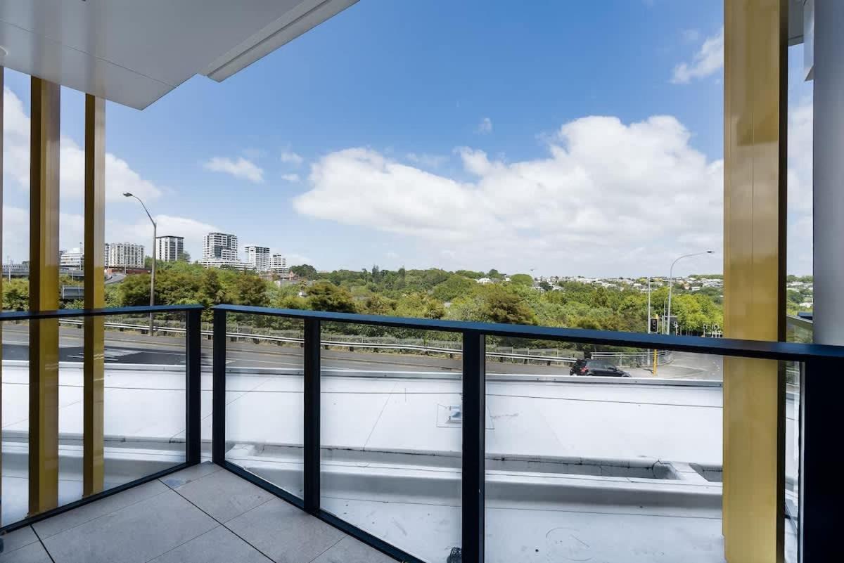 Modern Comfy In Cbd - Swimming Pool
