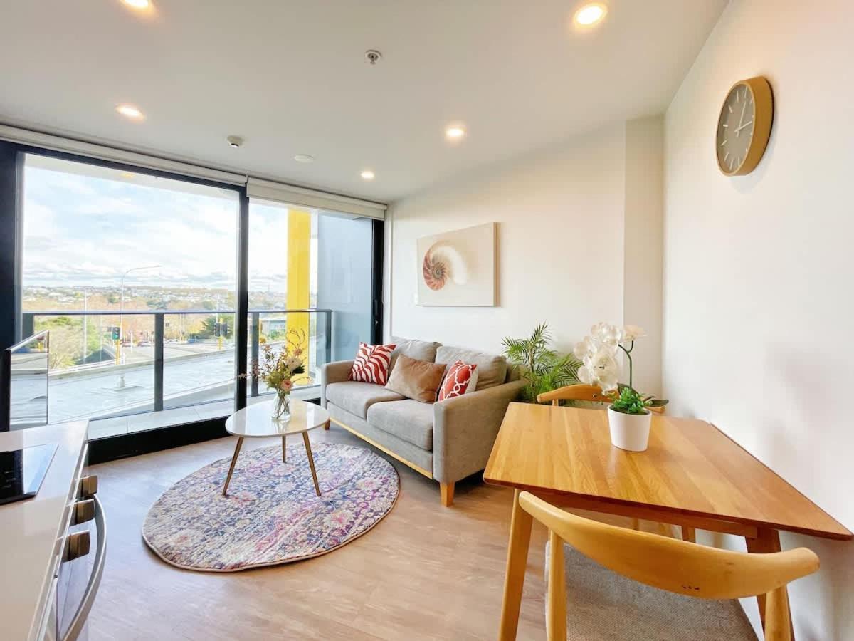 Modern Comfy In Cbd - Swimming Pool