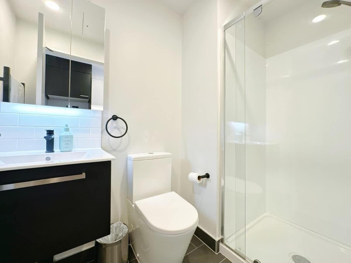 Modern Peaceful Nearby Skytower & Queen St - Pool Gym & Sauna Apartment *