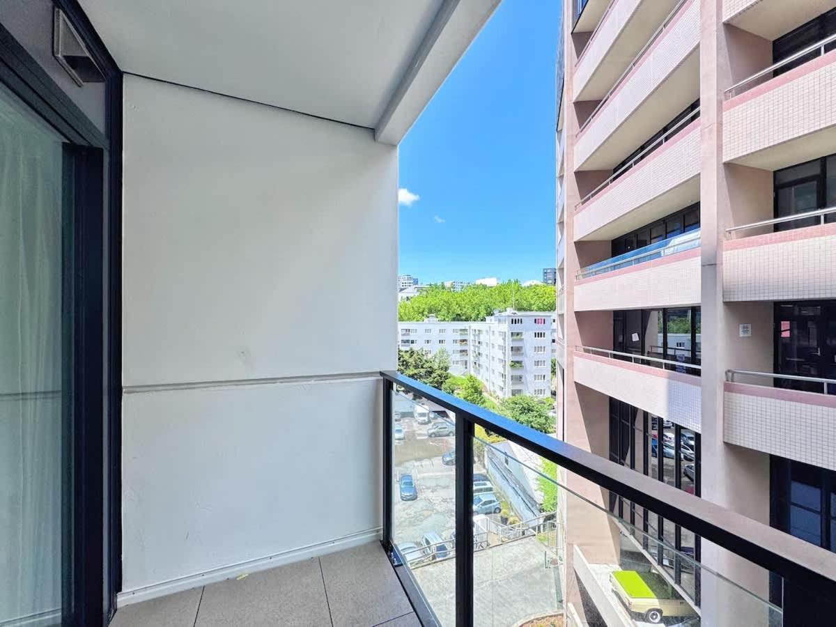 Modern Peaceful Nearby Skytower & Queen St - Pool Gym & Sauna Apartment Auckland
