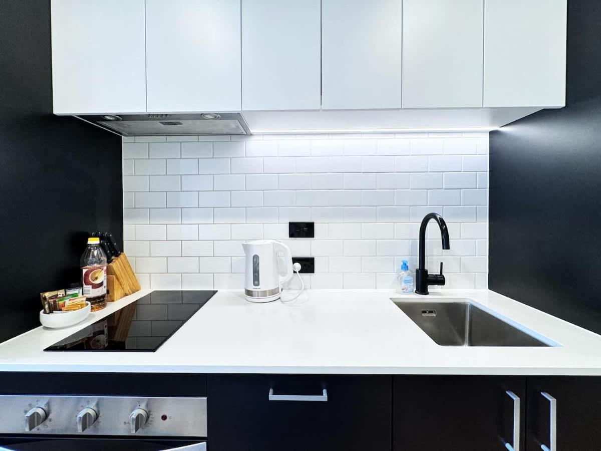 Modern Peaceful Nearby Skytower & Queen St - Pool Gym & Sauna Apartment Auckland