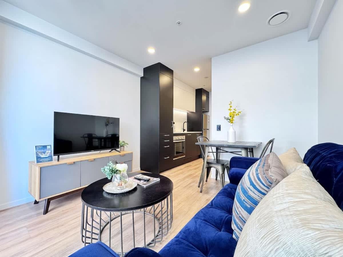 Modern Peaceful Nearby Skytower & Queen St - Pool Gym & Sauna Apartment
