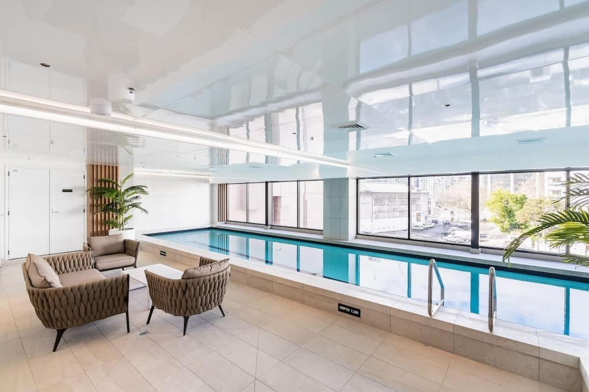 Modern Peaceful Nearby Skytower & Queen St - Pool Gym & Sauna Auckland
