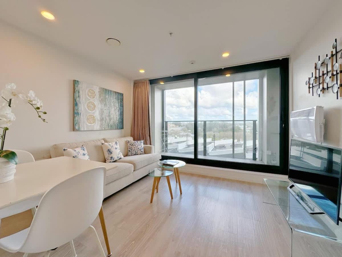Stunning & Bright In - Swimming Pool Apartment