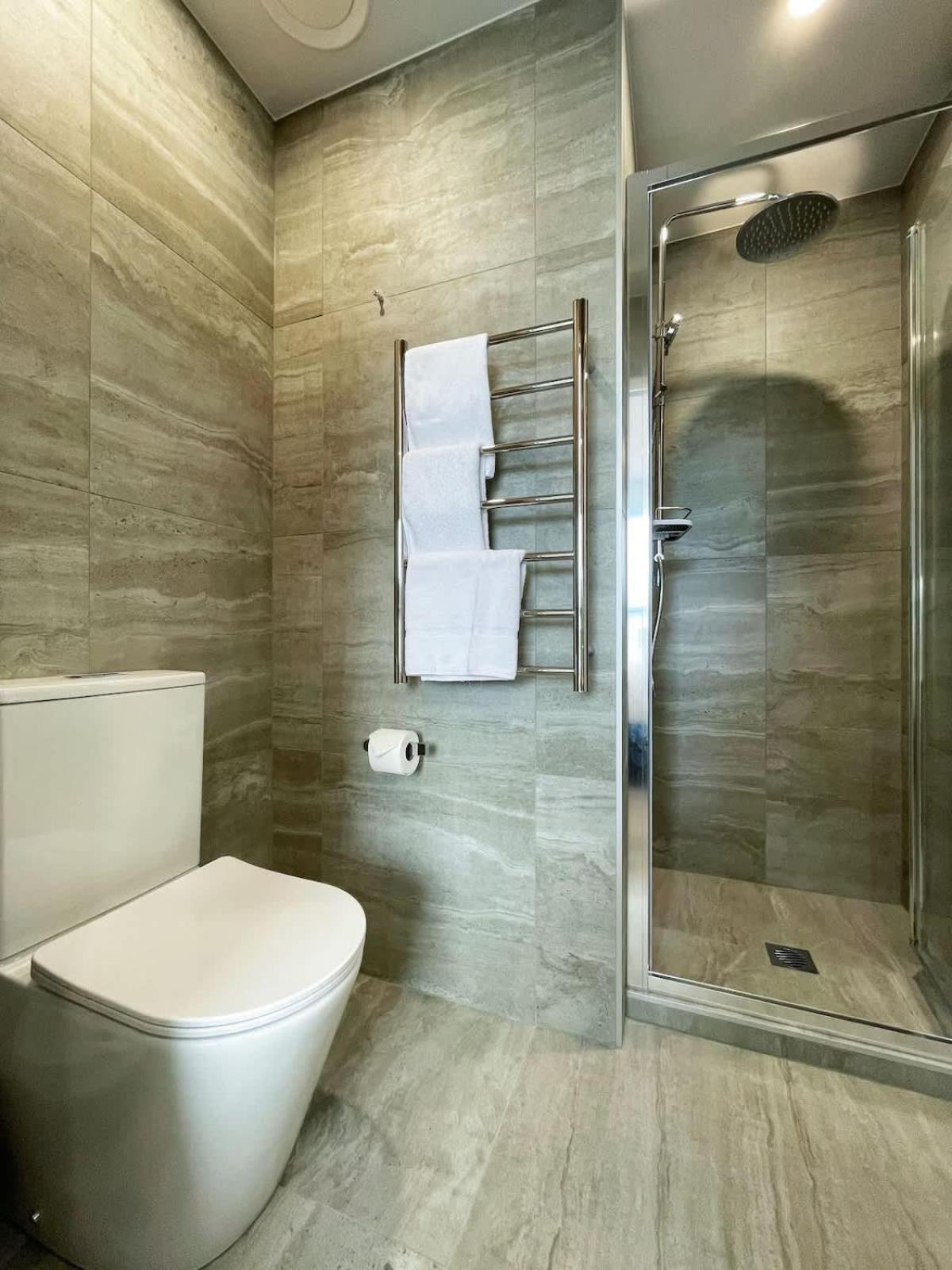Tranquil Townhouse 2br & 1 Study With Free Parking & Backyard Auckland