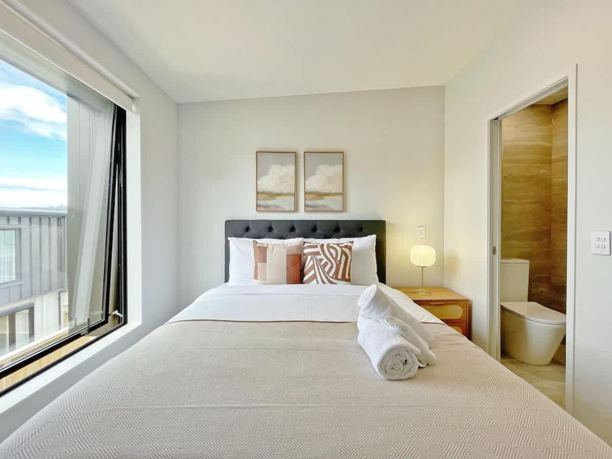 Tranquil Townhouse 2br & 1 Study With Free Parking & Backyard *