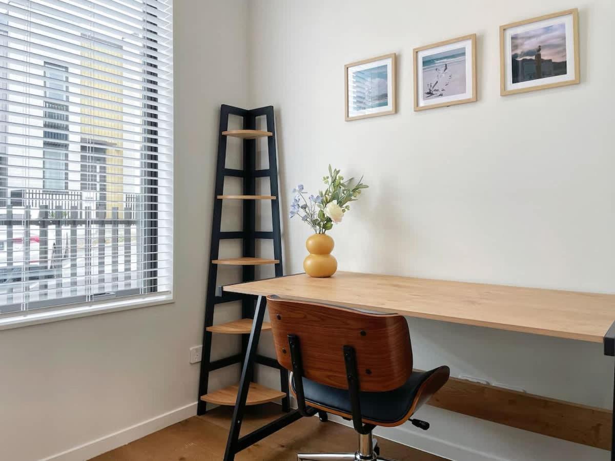 Tranquil Townhouse 2br & 1 Study With Free Parking & Backyard Auckland