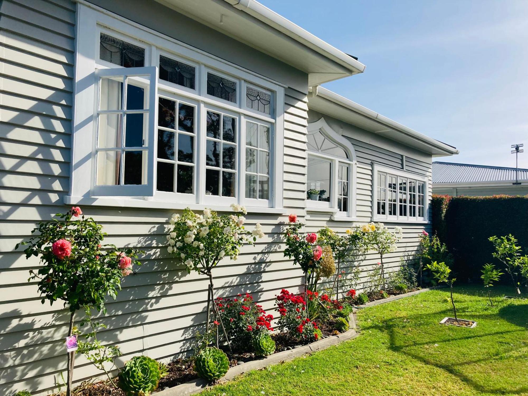 Spacious And Sunny Master Bedroom In A Auckland
