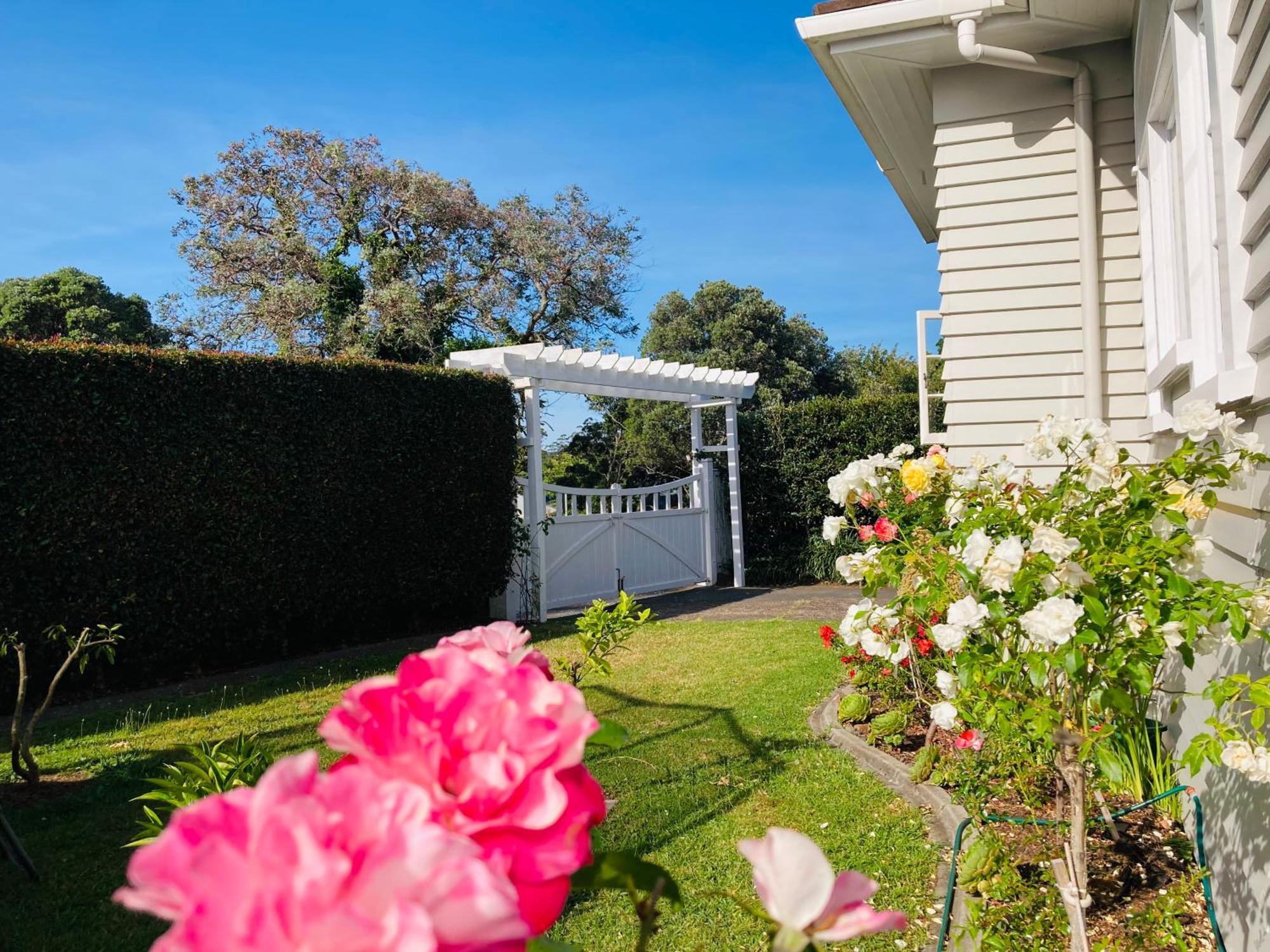 Spacious And Sunny Master Bedroom In A Auckland