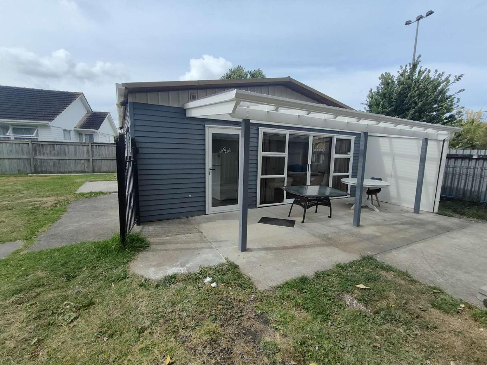 3 Bedroom Small Garden Chalet B, 30 Laurel St, Mt Albert, Holiday home Auckland