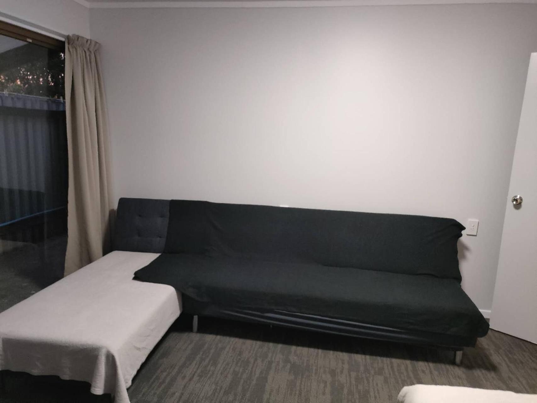 3 Bedroom Small Garden Chalet B, 30 Laurel St, Mt Albert, Holiday home