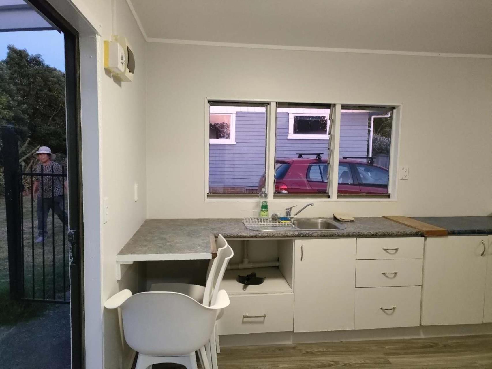3 Bedroom Small Garden Chalet B, 30 Laurel St, Mt Albert, Holiday home Auckland