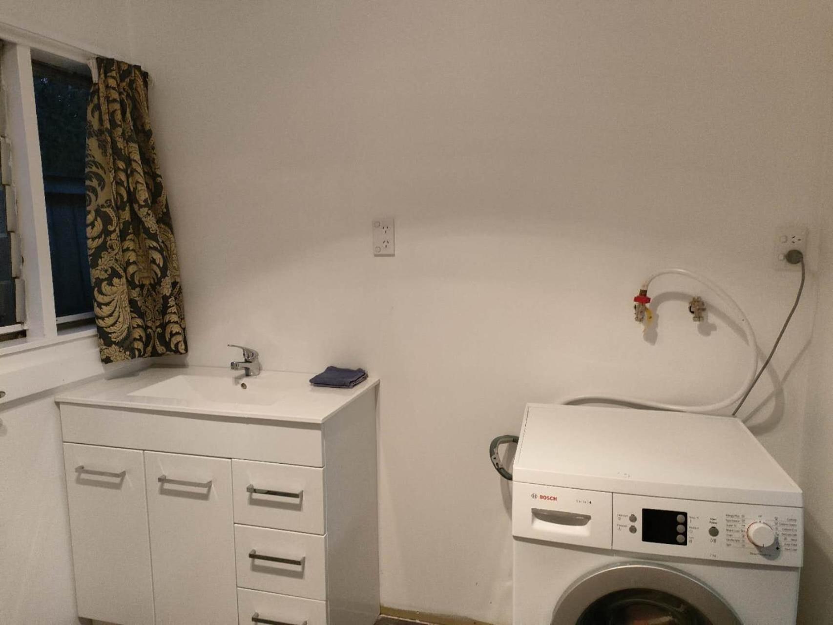 3 Bedroom Small Garden Chalet B, 30 Laurel St, Mt Albert, Holiday home