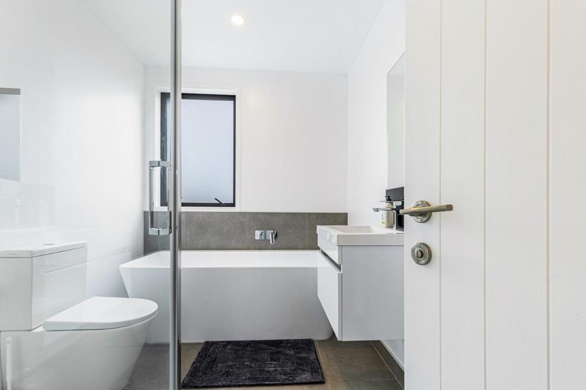 Akl Air Port 6 Km, Free Car Park, Spacious & Bright Holiday home Auckland