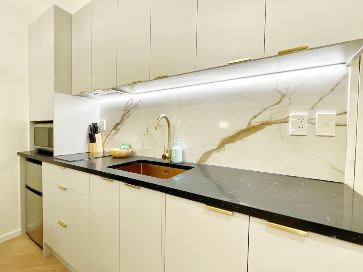 Stylish Chic Stunning 1br Gem In The Heart Of Queen St