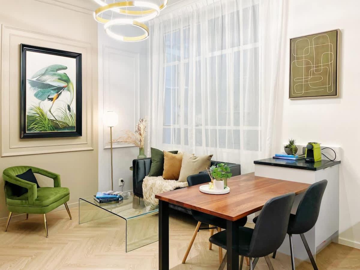 Apartment Stylish Chic Stunning 1br Gem In The Heart Of Queen St *
