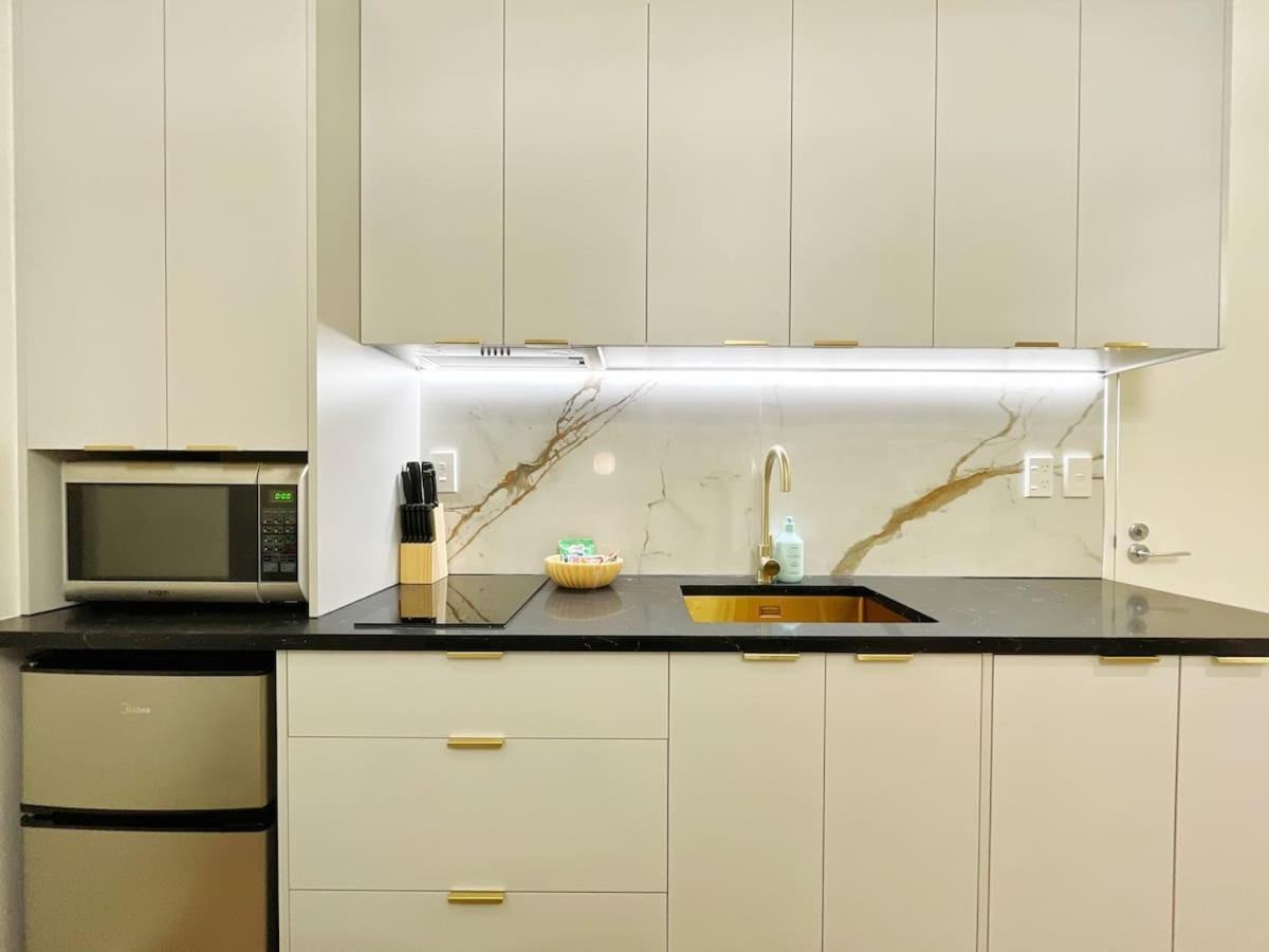 Stylish Chic Stunning 1br Gem In The Heart Of Queen St