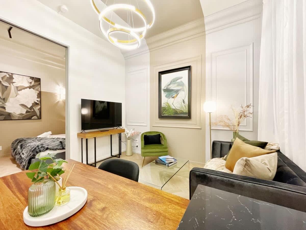 Stylish Chic Stunning 1br Gem In The Heart Of Queen St Apartment