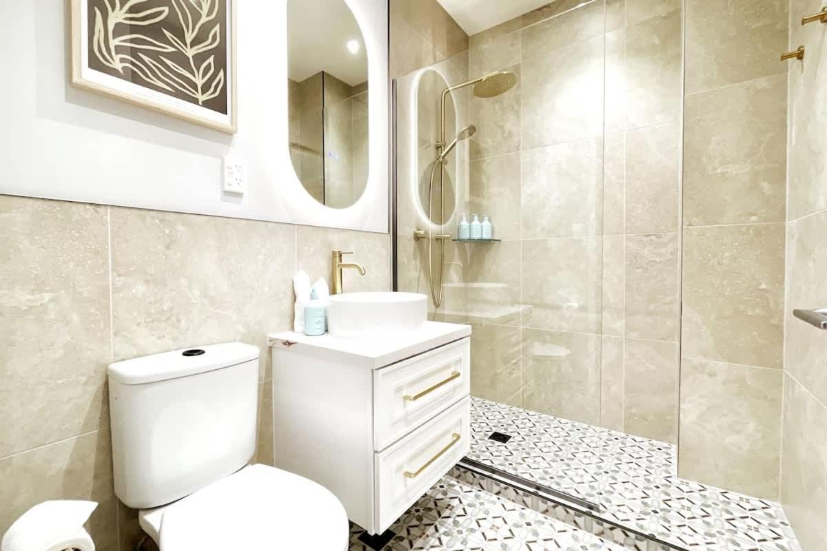 Stylish Chic Stunning 1br Gem In The Heart Of Queen St