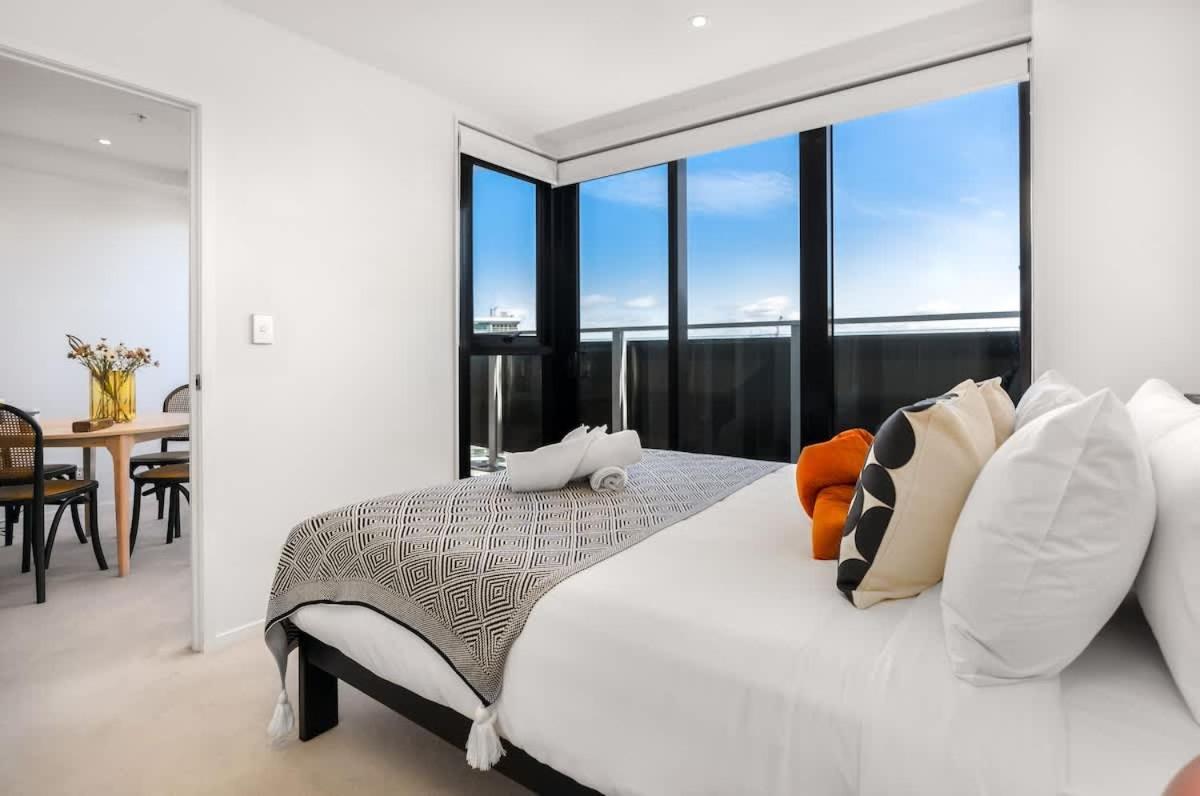The Heart Of Living With Incredible & Skytower View Nearby Queen St