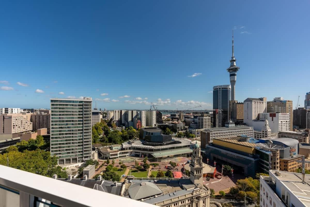 The Heart Of Living With Incredible & Skytower View Nearby Queen St *