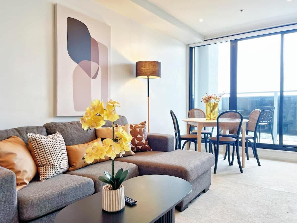 The Heart Of Living With Incredible & Skytower View Nearby Queen St